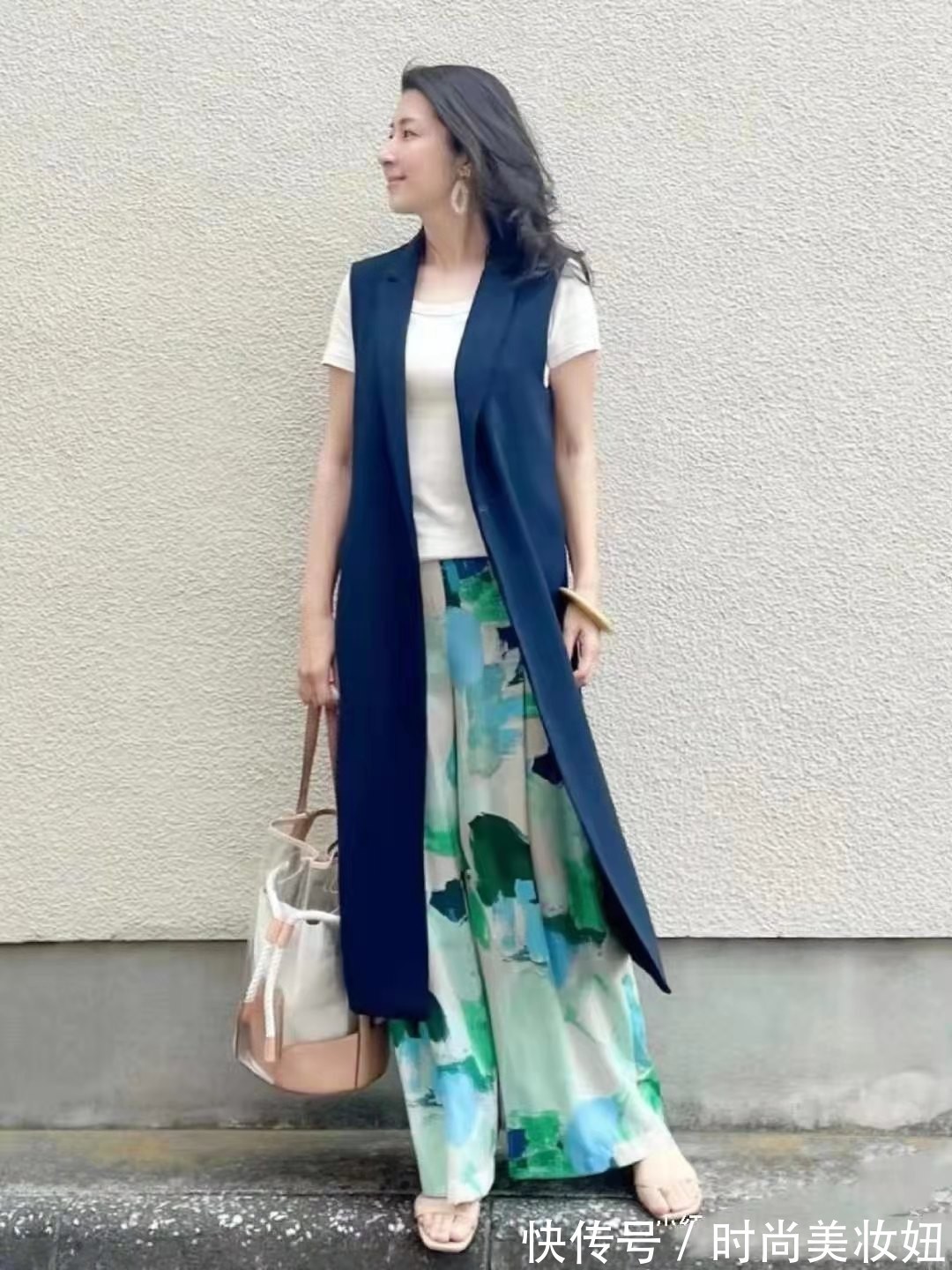上衣|女人年纪越大,穿衣打扮要“气质”,普通人照着穿也优雅大气
