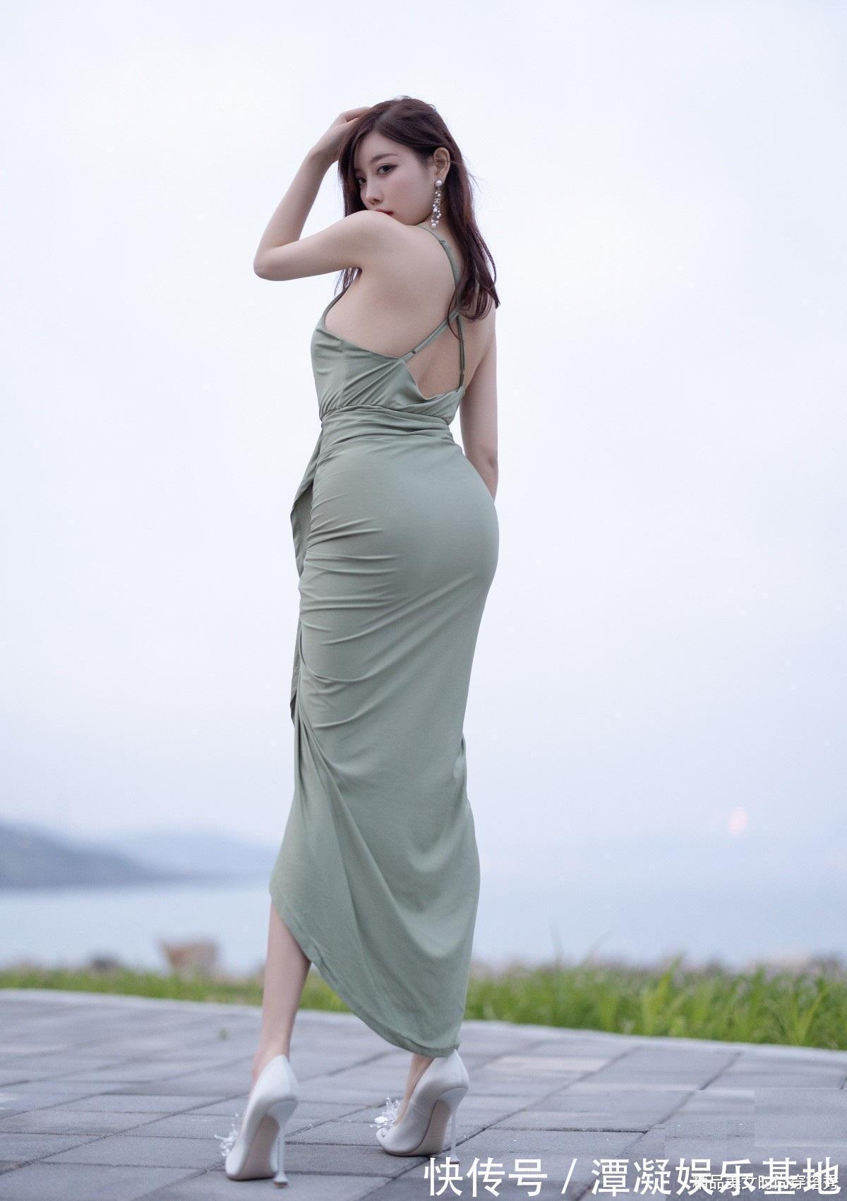 美美|风情万种的细吊带连衣裙,穿上它去拗造型,拍美美的度假照吧!