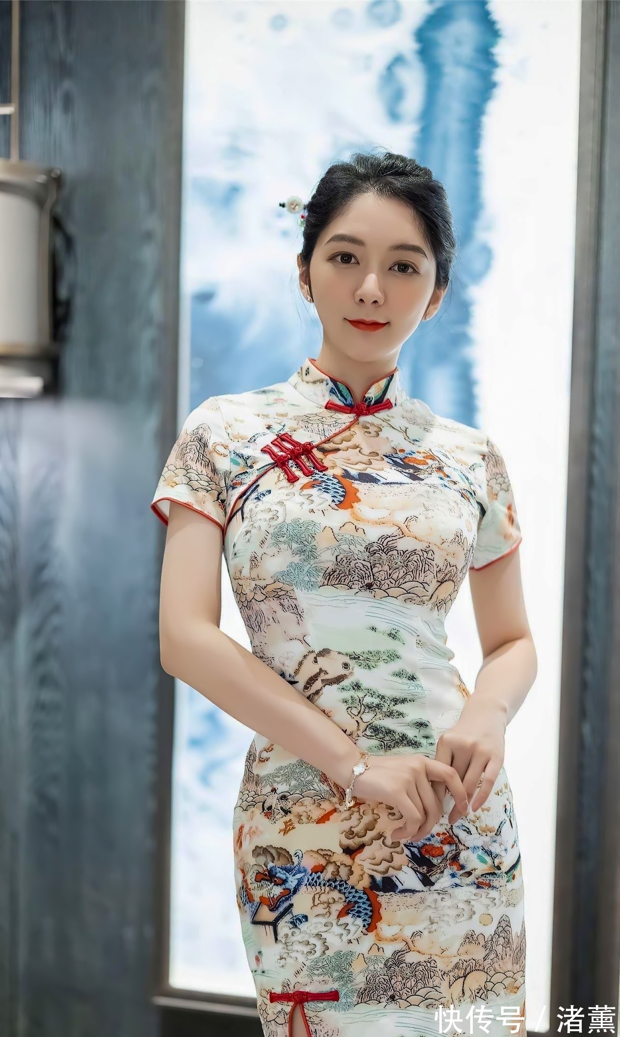 穿搭 美女穿搭，旗袍搭肉丝黑色镂空高跟鞋，玉腿修长浑圆，显东方神韵