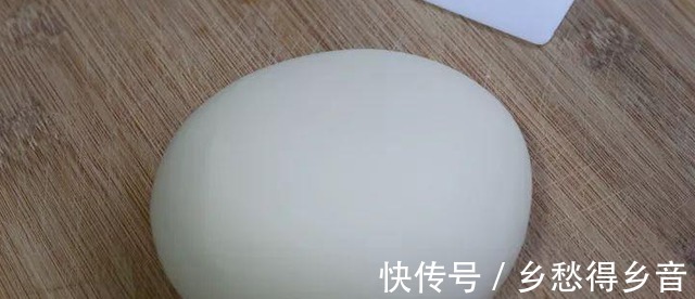 蒸馒头时,别只放酵母和白糖试一试加一点它,馒头蒸出来才香软!