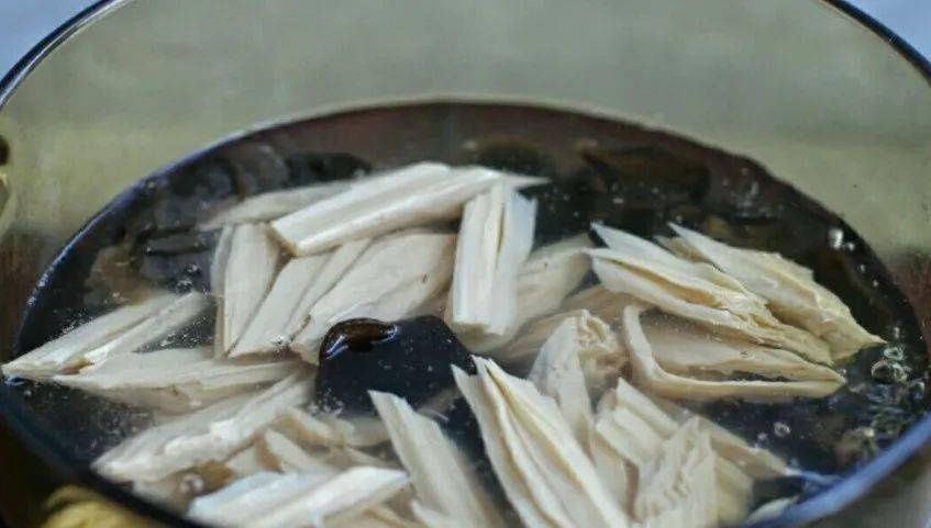 泡腐竹时，千万别用冷水泡！大厨教你一招，20分钟泡发，没硬芯