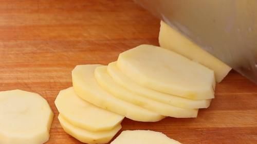 干锅土豆|土豆新吃法，很适合用来招待客人，做法新奇，比大鱼大肉还受欢迎