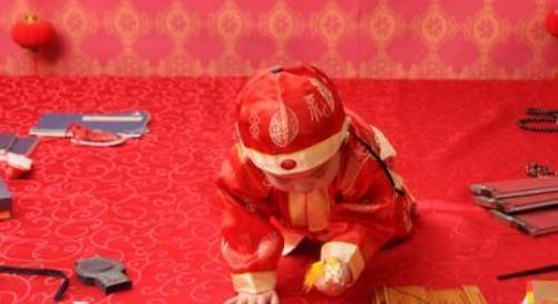 儿子|儿子“抓周”,孩子径直爬向这东西,奶奶这下可完了