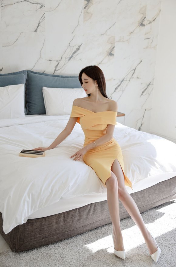 孙允珠气质依然性感迷人，淡黄色一字肩紧身包臀裙，尽显成熟魅力