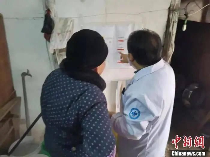 下蛋|这幅画风清奇的“公鸡下蛋图”,刷屏了!