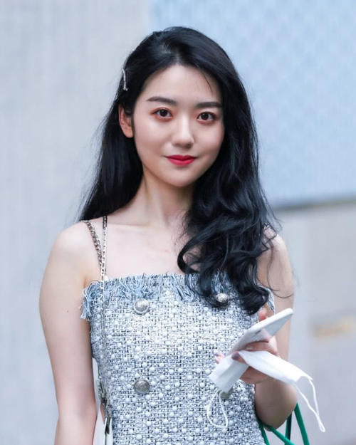 街拍银灰色连衣裙分外耀眼,小姐姐穿上它宛若一个冰雪美人