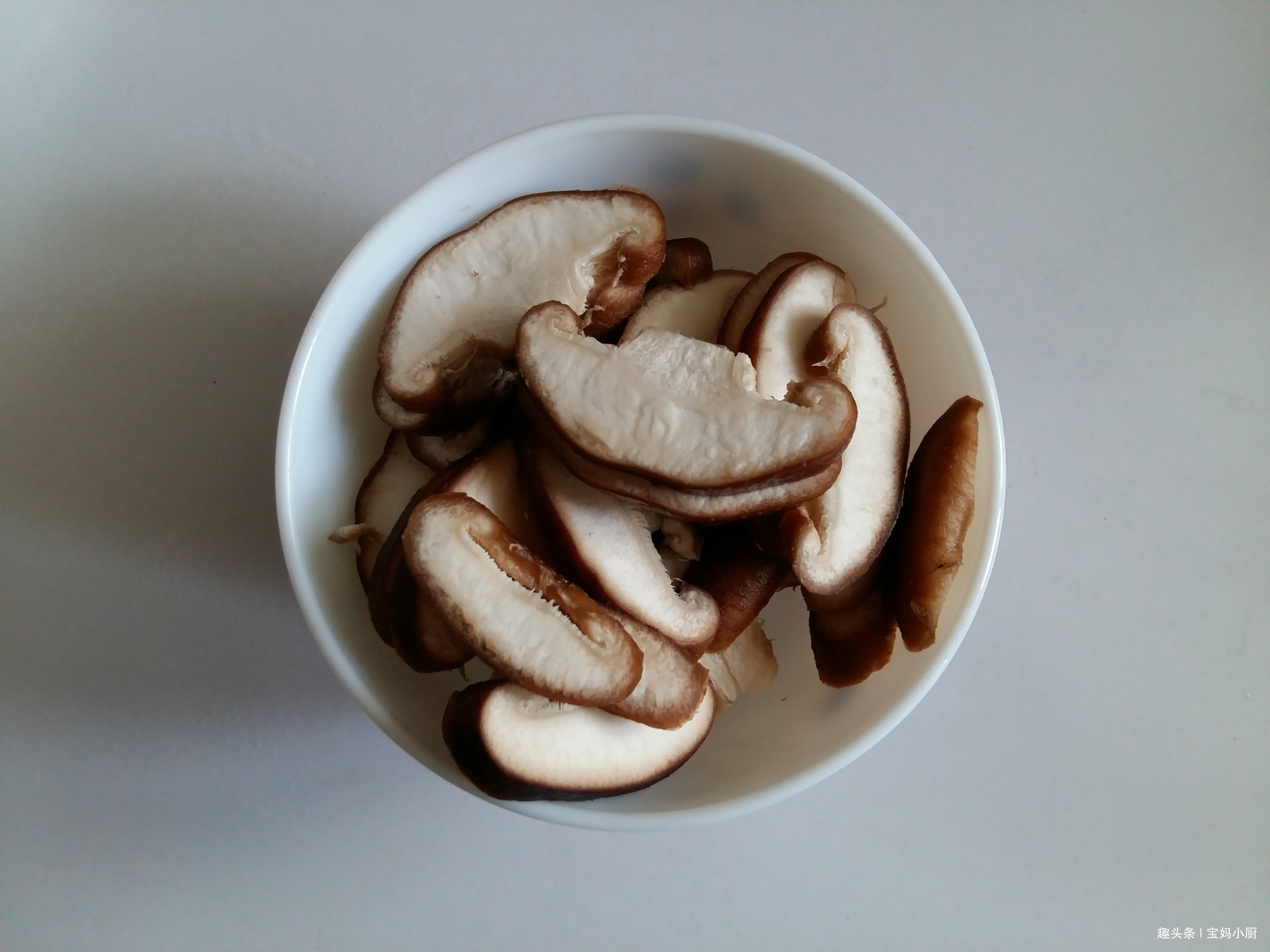 此菜不要切,手撕的才好吃,和香菇绝搭,春天吃好,家人倍儿喜欢