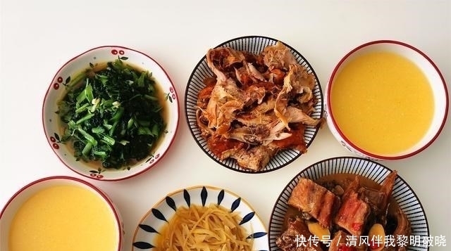 晒晒夫妻俩午餐,周末一起动手做4菜1汤,网友:家常味道真香