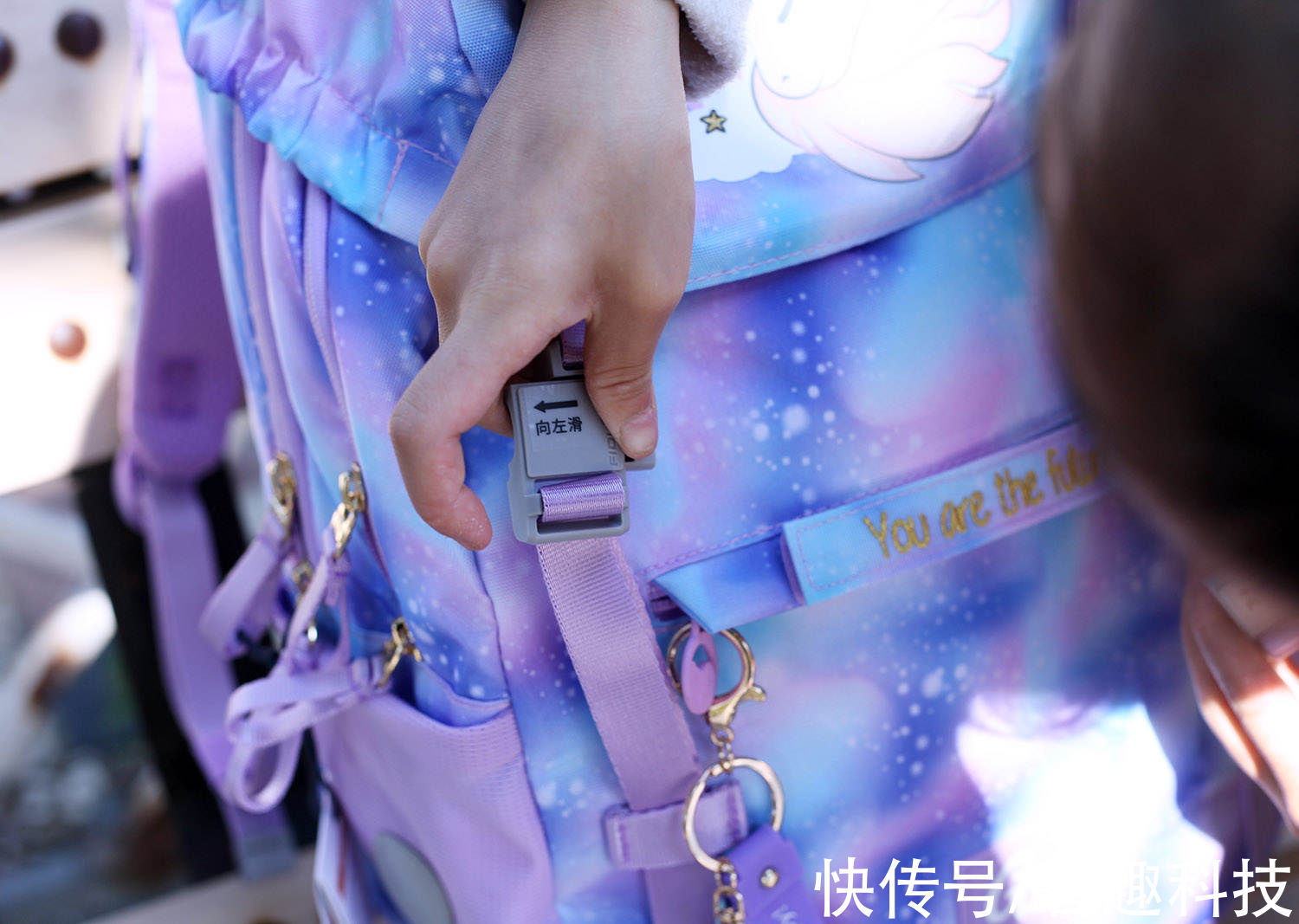 魔术贴 一千多的书包用着啥感受?居然能靠变形陪伴孩子成长