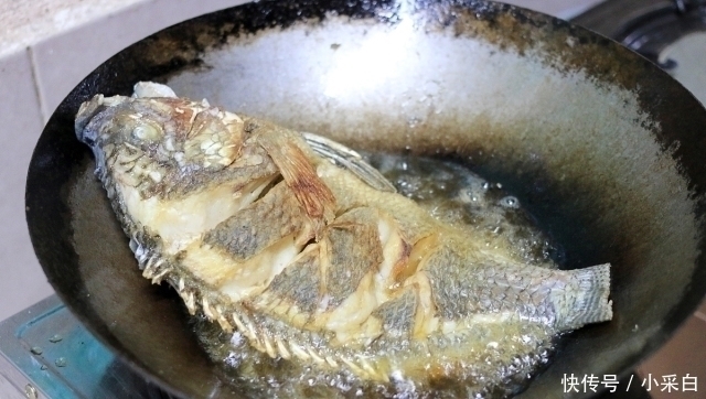 鱼皮|不管煎啥鱼，直接下锅就“废了”，掌握3个妙招，鱼肉不腥不破皮