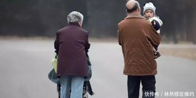 孩子|刚出生宝宝身上有“黑刺”,宝妈细心全拔掉,医生斥责太无知