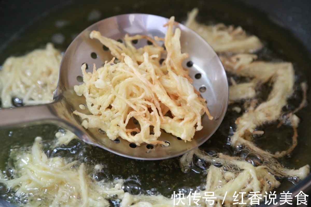 金针菇裹上面粉在油锅中炸一炸,酥脆可口,越吃越香