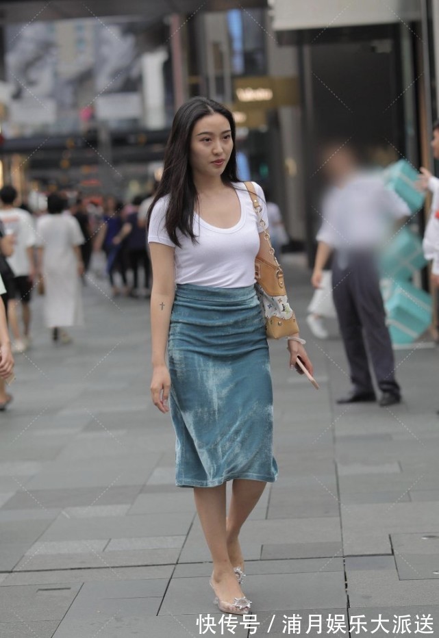 小姐姐|白绿色系搭配是“经典”，包臀裙加简洁的白色上衣，复古感满满