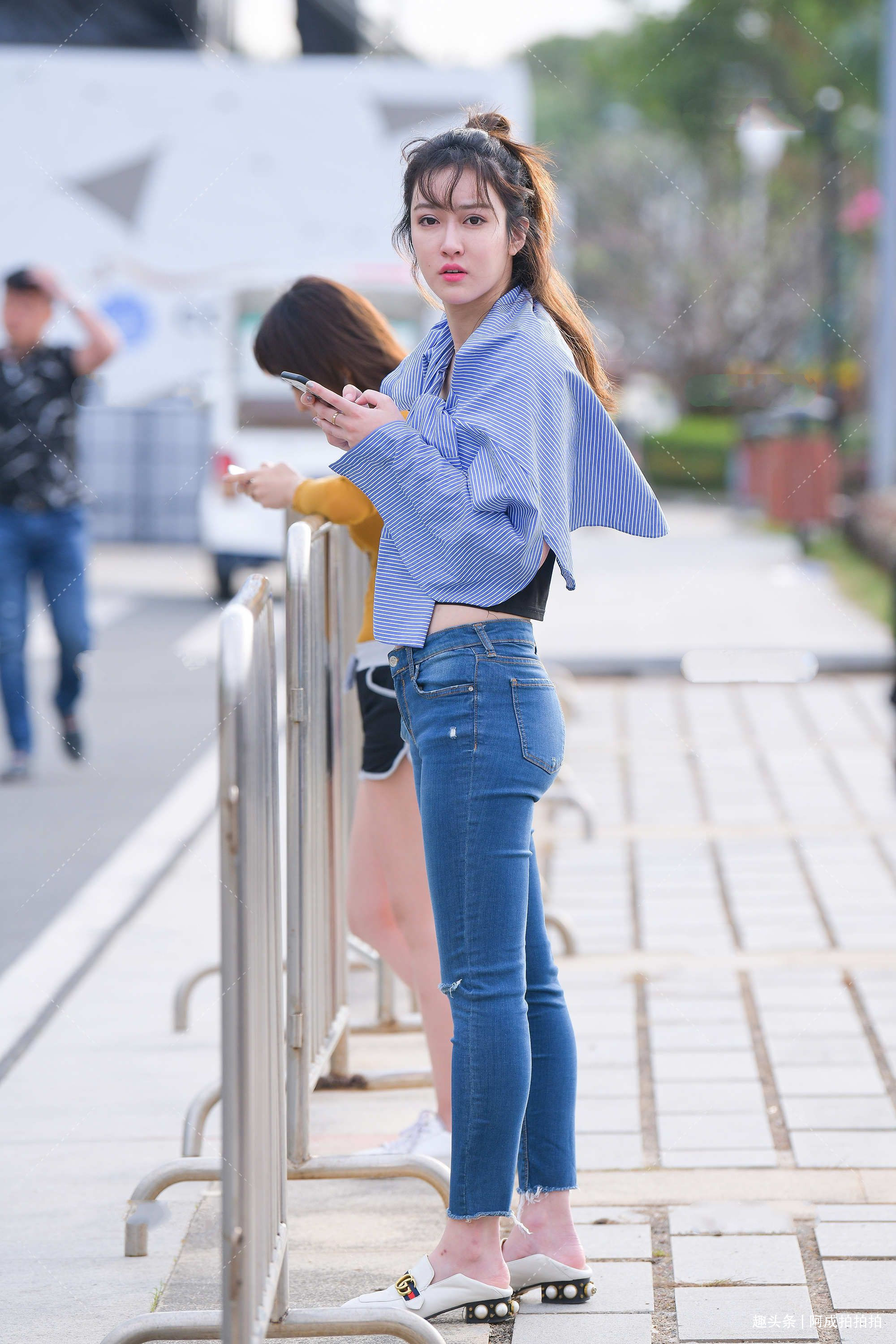 蓝色衬衫披肩搭配破洞牛仔裤,尖头白色皮鞋显高级,随意休闲