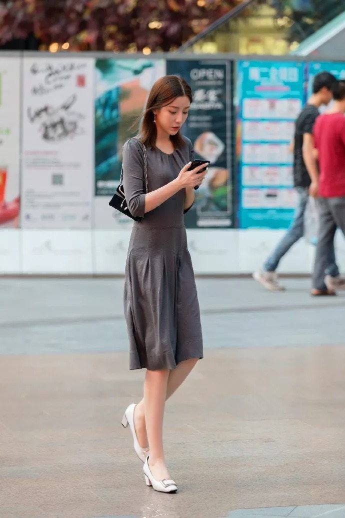 街拍时尚:小姐姐穿搭高跟鞋,简约中带着高雅的气质