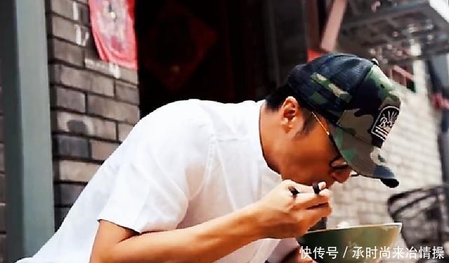 炸酱面|谢霆锋穿拖鞋现身胡同,大口吃炸酱面,下饭菜是红烧肉