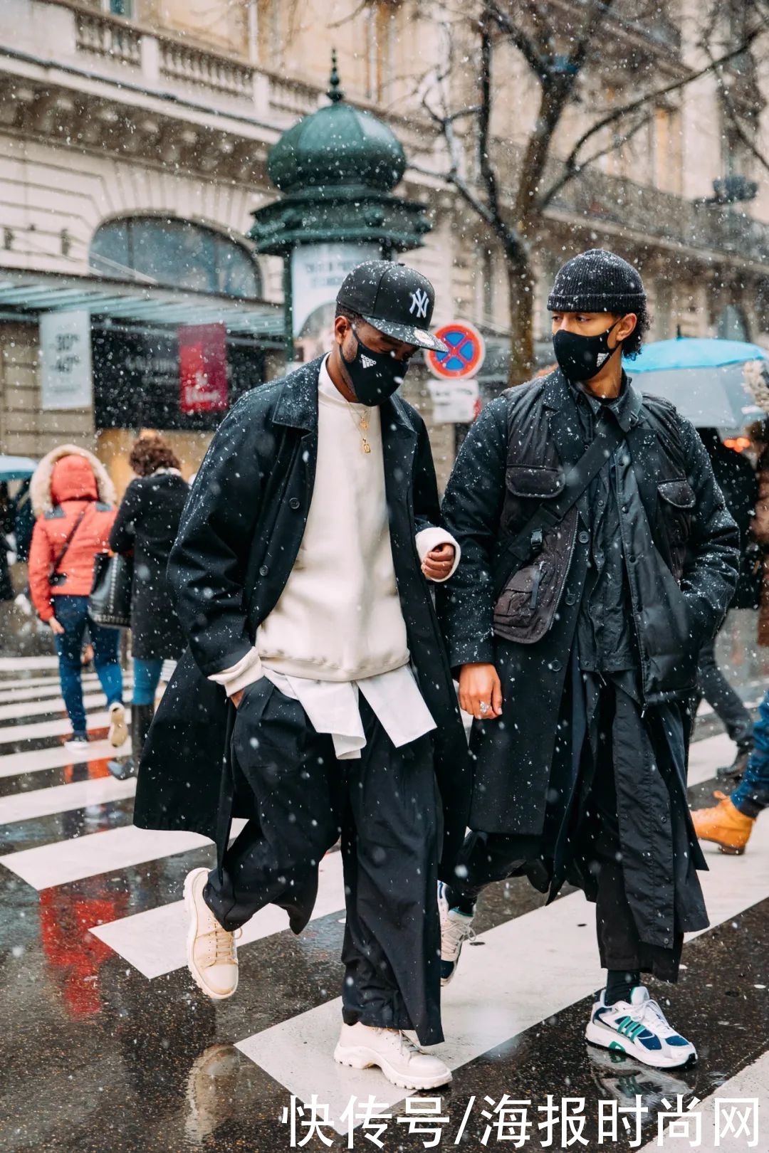 海报库｜没想到，今年的男装周还有秀场外街拍可看