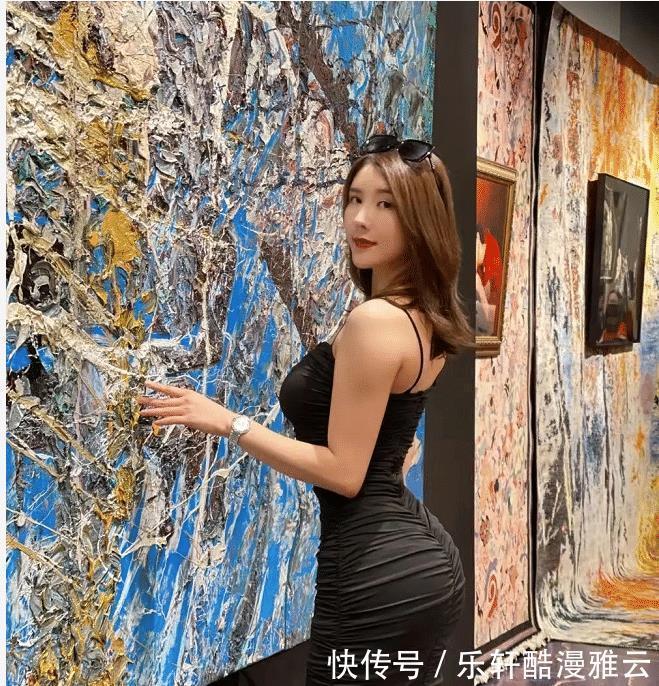 纤腰丰臀|刘太阳穿褶皱裙秀好身材,坚持健身读书已3年,在大学上课很显眼