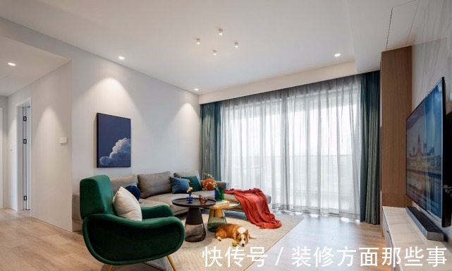 客厅|138平现代风四居室,蓝白天空挂画简约美观,是女主人的细腻之作
