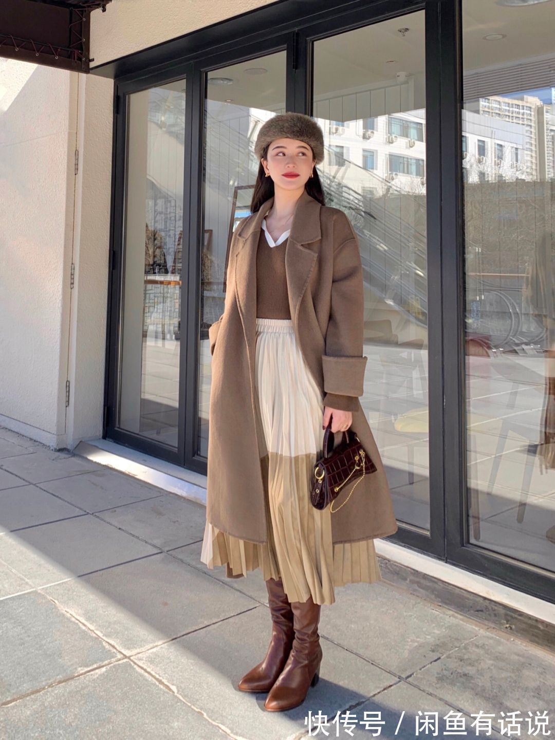 搭配 “大衣+格纹裙”太显气质了,学35岁博主这么穿,温柔还有高级感