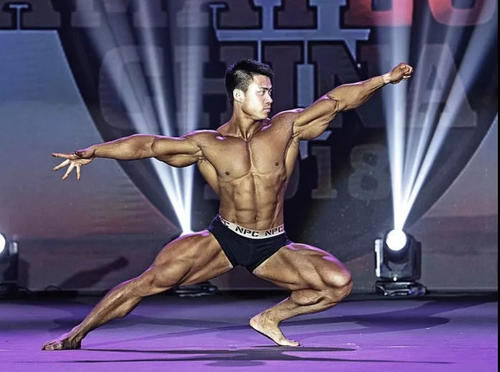 康神|中国腿王，人称“康神”，这肌肉腿围够给力