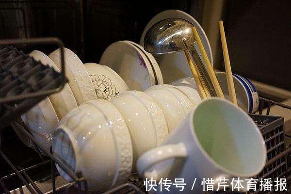 餐具|这样洗碗是在给家人一点点地“喂毒”,多少人是这样被“毒”大的
