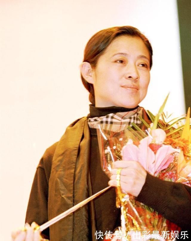 书法艺术#落款倪萍的书法,估价8千到1万元,这是书法吗