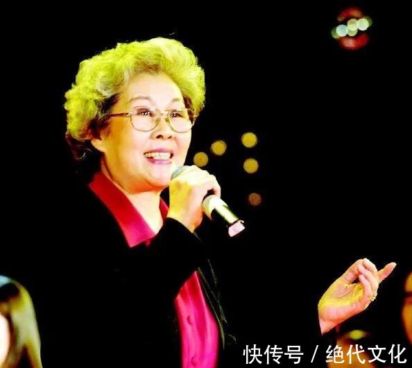 老年人&84岁女歌唱家住进养老院,说不想给儿女添麻烦,网友却议论纷纷