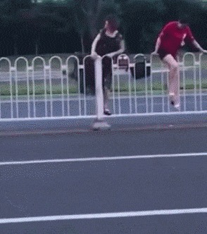 |搞笑GIF：有斑马线你们不走，非要去翻护栏，这下尴尬了吧！