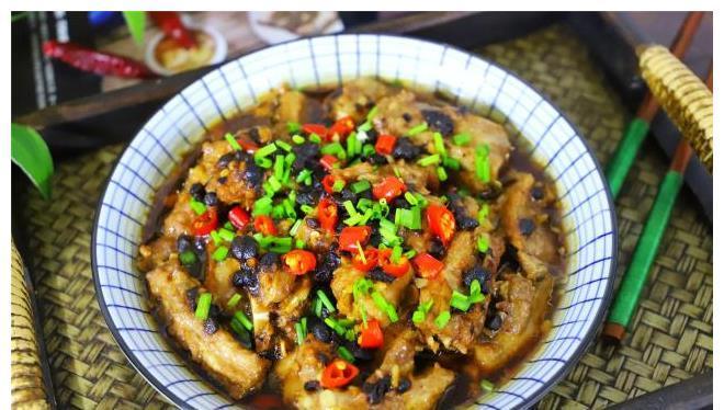 豆豉|排骨不煮不炖不炸，教你秘制做法，嫩滑多汁入味，好吃不上火
