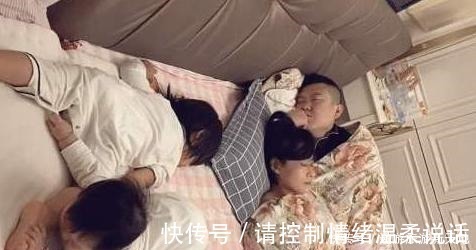 带娃|带娃睡觉总被“踢醒”,宝宝睡觉喜欢“来回滚”,原因让妈妈感动