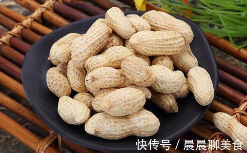 慢性胃病|常吃“花生”好处多,医生提醒:3种人别吃,没什么好处