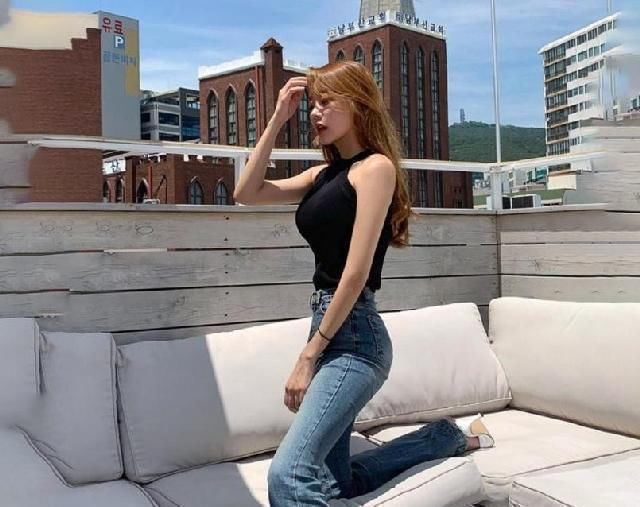 身材|牛仔裤穿出极品身材,气质女神迷人身姿,大长腿让人眼前一亮