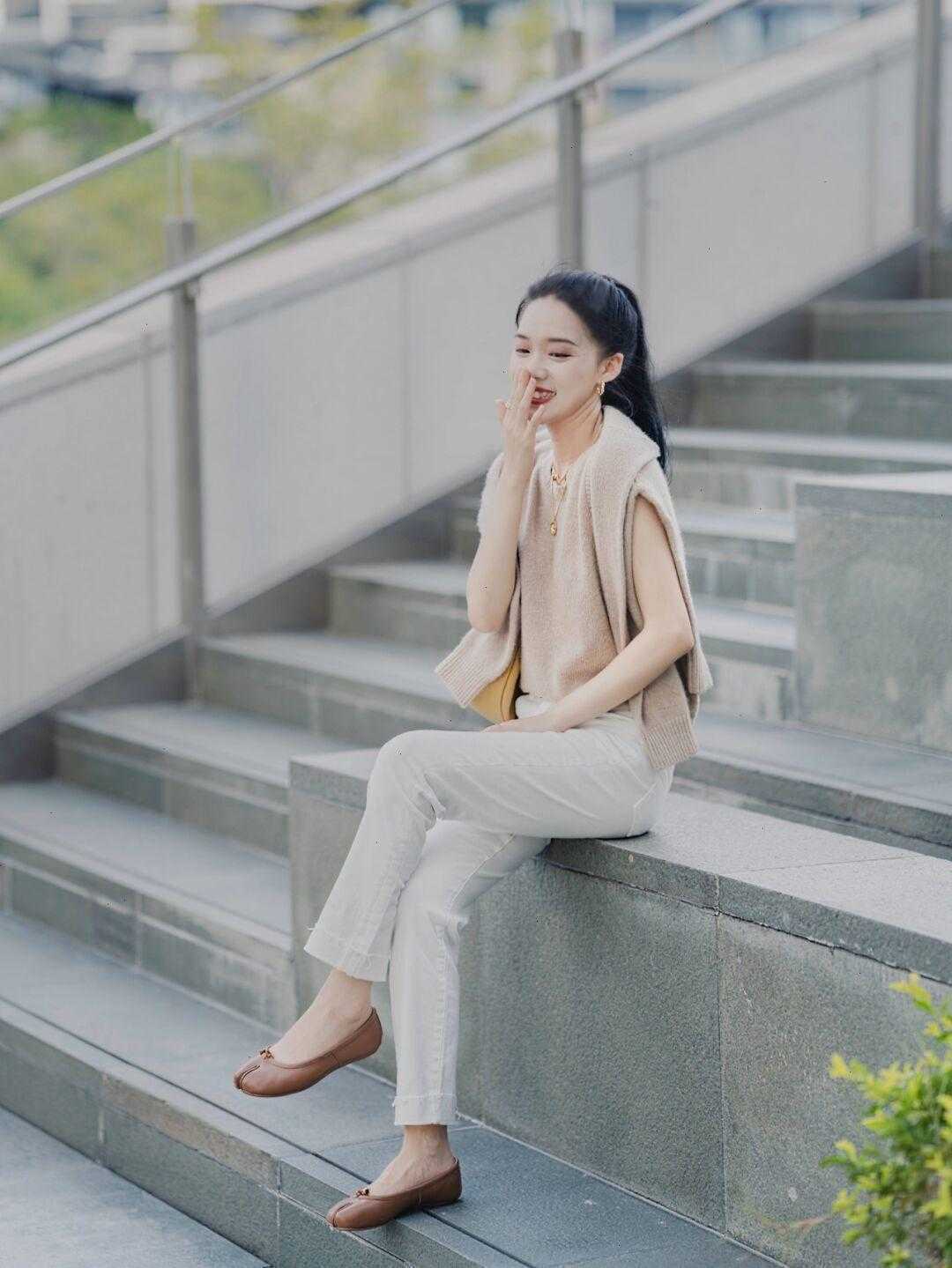 针织衫|胖女孩最关心的搭配来了,针织衫搭配半身裙时髦又精致,显高显瘦