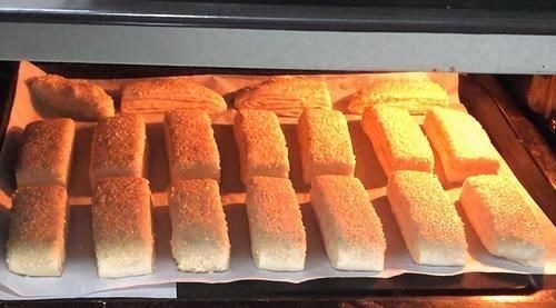 用面粉和白芝麻做脆饼,酥香掉渣,层层薄如纸,做1次吃3天省事