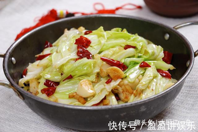 原来炒包菜也有窍门,多加这一步,包菜脆嫩又入味,比吃肉还过瘾