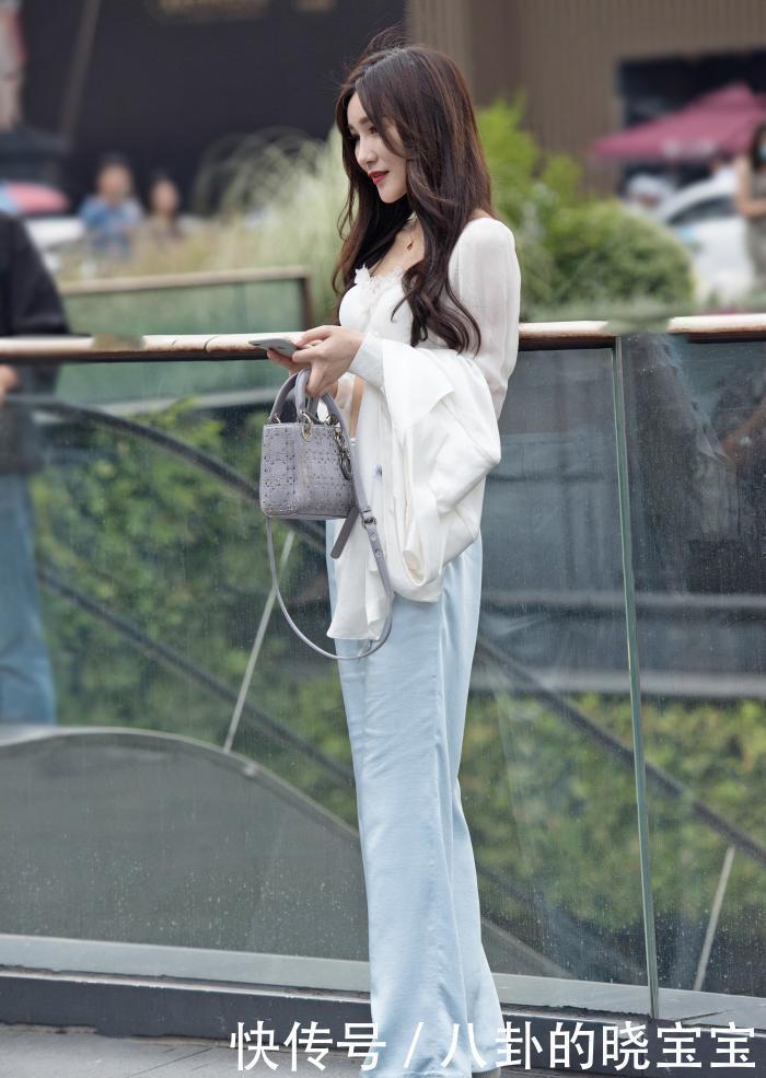 选择了一|浅蓝色冰丝阔腿裤,腰间的蝴蝶结设计,别致出彩