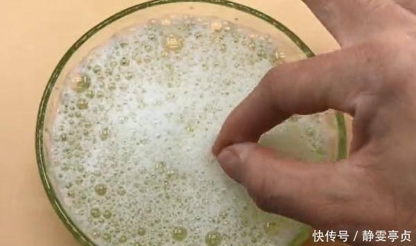 手指被502胶水粘住了别着急只需要泡一泡,胶水立马融化