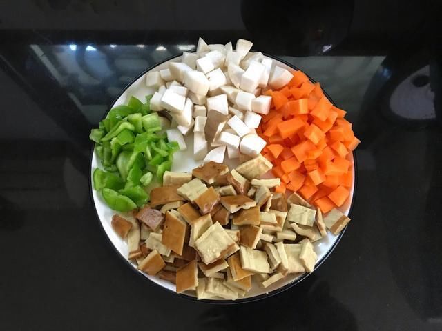 杏鲍菇|夏天易出汗，多吃这道菜，4种食材一起炒，解暑开胃，没肉也下饭