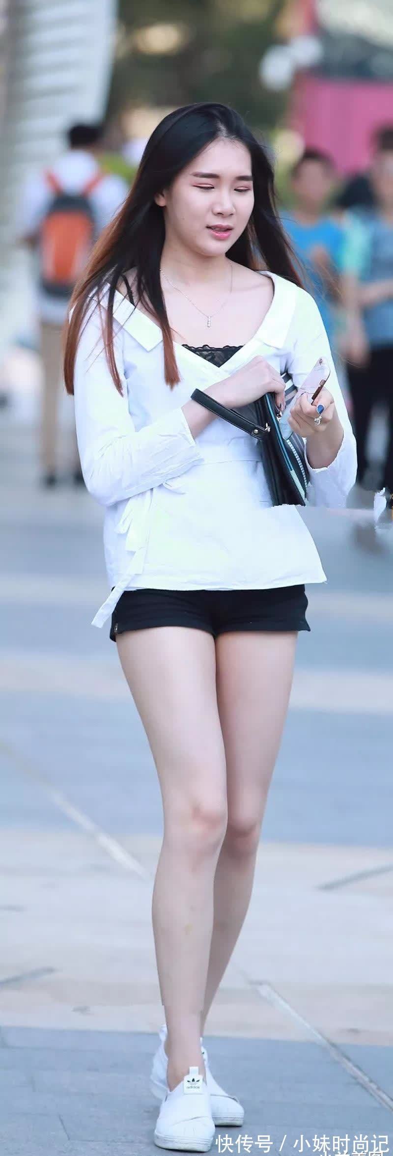 性感 街拍:打扮很清新的性感小姐姐,很真实的拍摄,很大众的颜值!