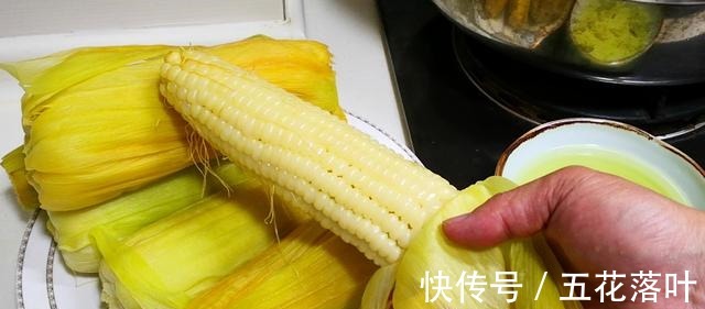 清水|煮玉米时，最忌用清水直接煮，多加2味，玉米又香又糯，很实用！