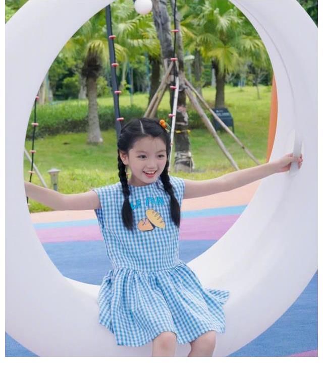 明星相|阿拉蕾和妹妹再次同框,穿同样衣服差距明显,阿拉蕾太有明星相!