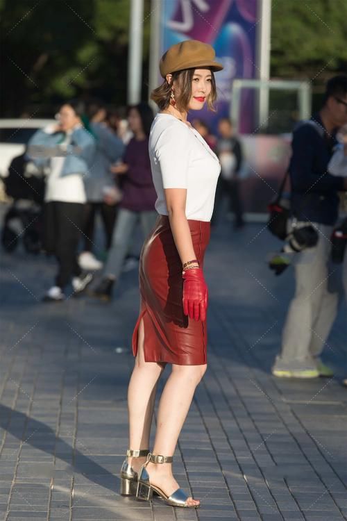 穿裙子的时候戴上手套，会有种高贵的感觉，尤其是红色系搭配