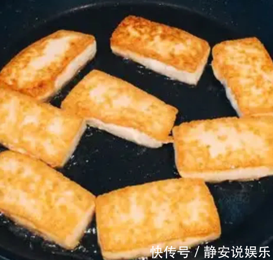 煎豆腐时不要直接下锅，学会这一招，豆腐金黄酥脆还不粘锅！