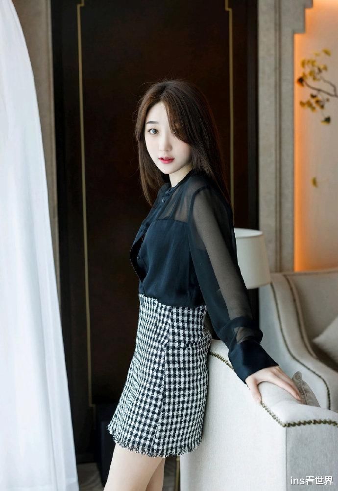 包臀裙 千鸟格的短裙,就算不穿丝袜也可以很好看