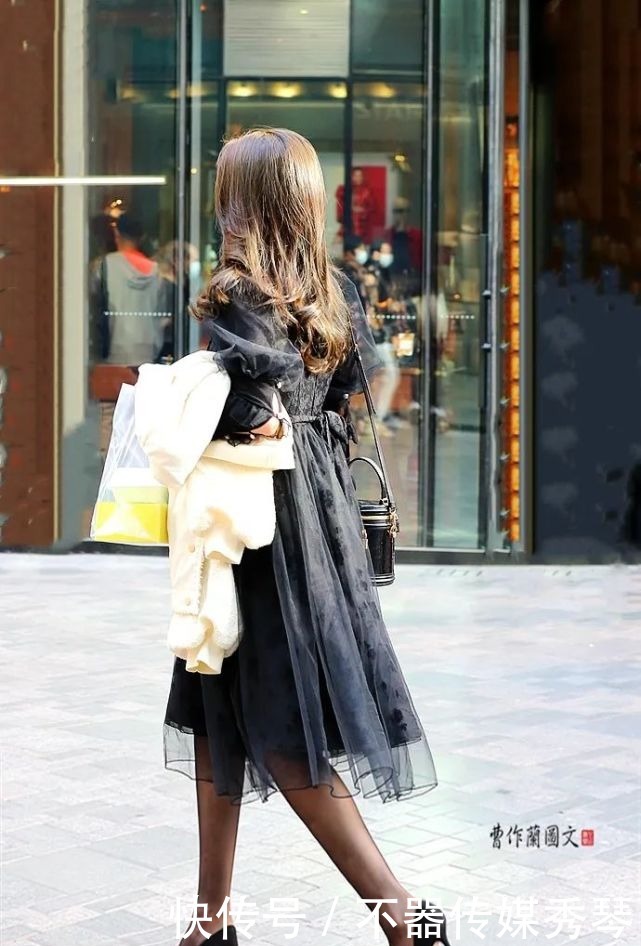 黑丝美女,穿出与时俱进新感觉