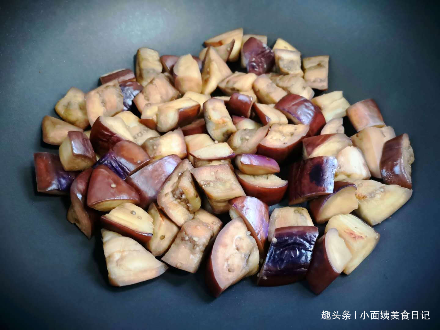 炒茄子时,先放油就大错特错了,多加一步,茄子不吸油还软嫩!