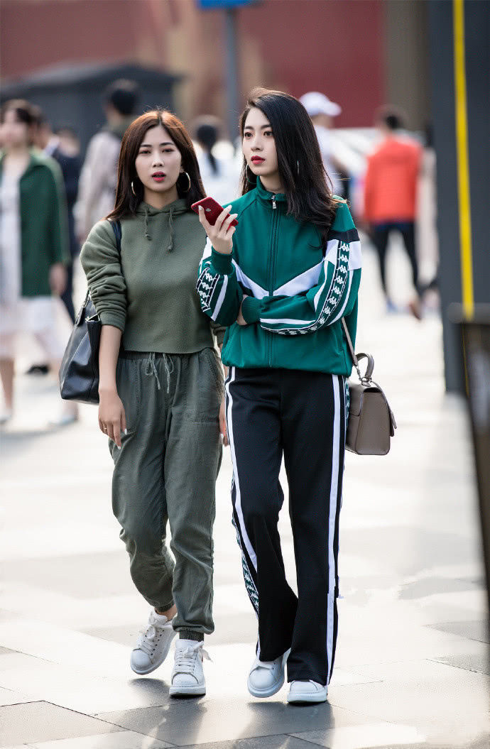  长裙|街拍：喜欢穿低领长裙的小姐姐，身材都很迷人