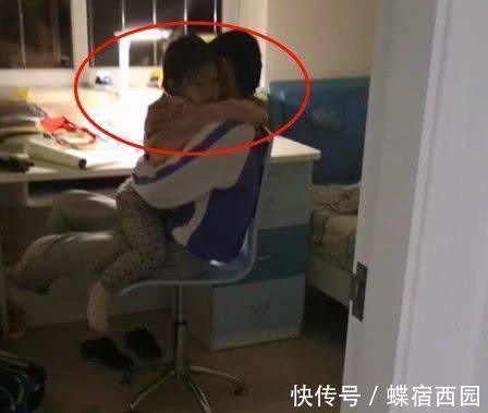 写作业|哥哥在写作业,妹妹哭着跑进来,哥哥的行为让人觉得真暖心