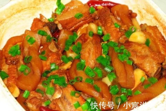 三个朋友来家里做客,做了四菜一汤招待,朋友吃完直夸好吃,大厨